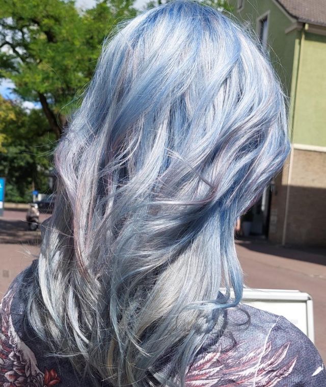 Blue hair 💙we Love this cool Color 💙made @fahlkeklessmann #salonfahlke #friseurfahlke #friseurgütersloh #labiosthetique #labiosthetiqueparis #haircolor #instahair #hairdo #hairgloss #hairstyle #blondehair #hairtransformation #beforeandafter
